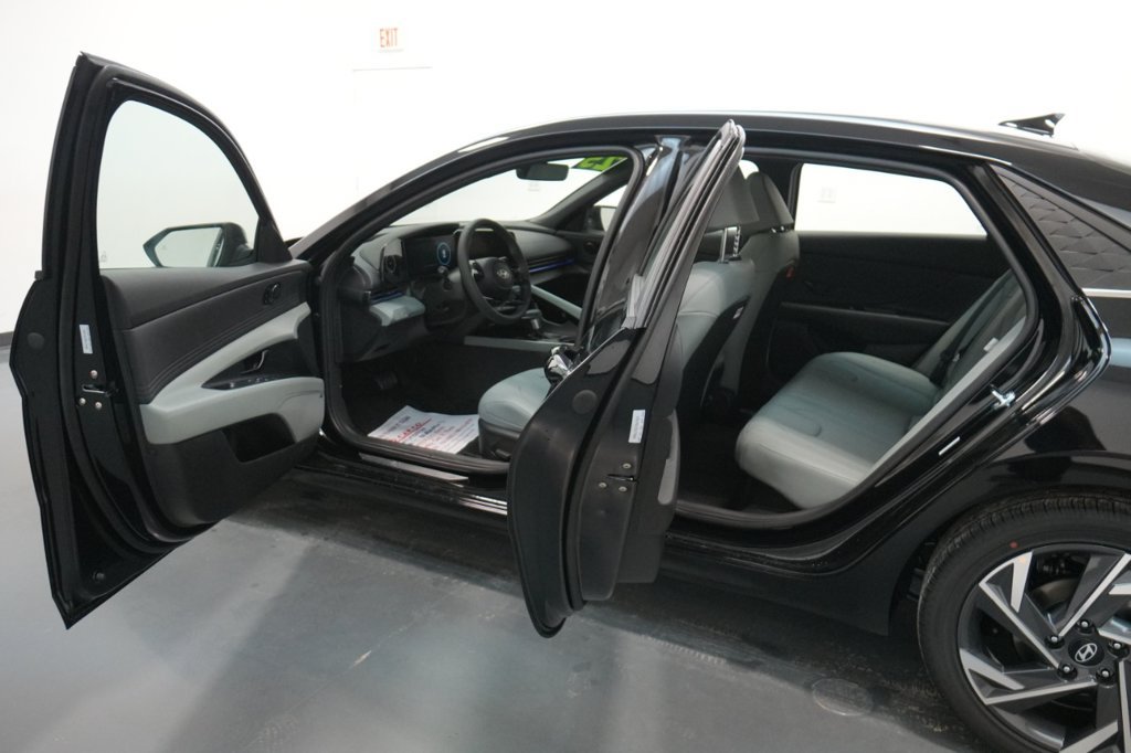 Certified 2025 Hyundai Elantra Limited FWD image 38