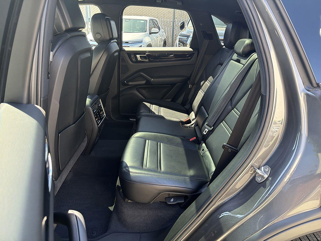 Used 2023 Porsche Cayenne AWD/4WD image 25