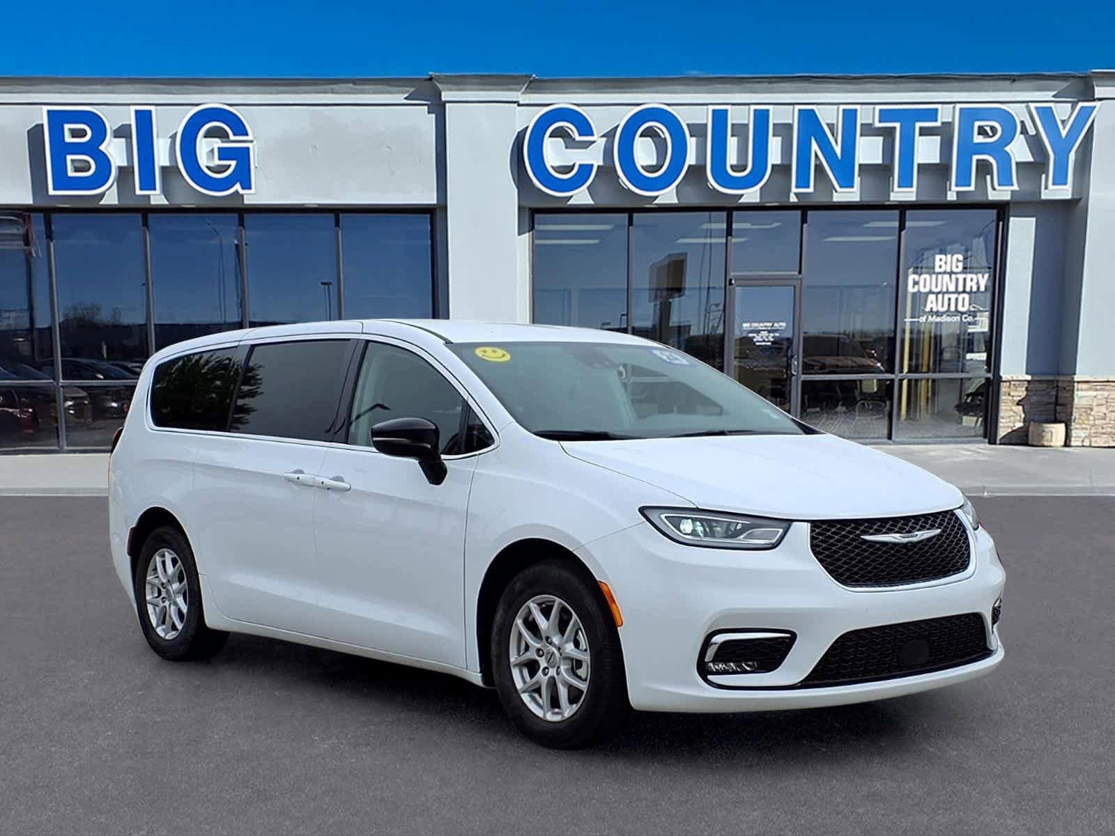 Used 2024 Chrysler Pacifica Touring-L FWD image 9