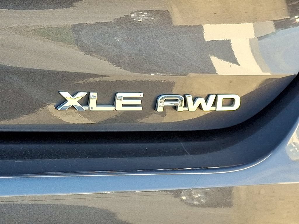 Used 2021 Toyota Highlander XLE AWD/4WD image 10