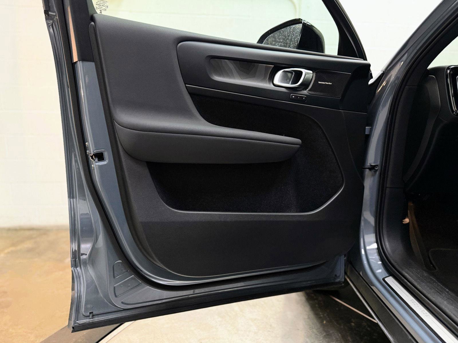 Used 2023 Volvo C40 P8 Recharge Ultimate image 12