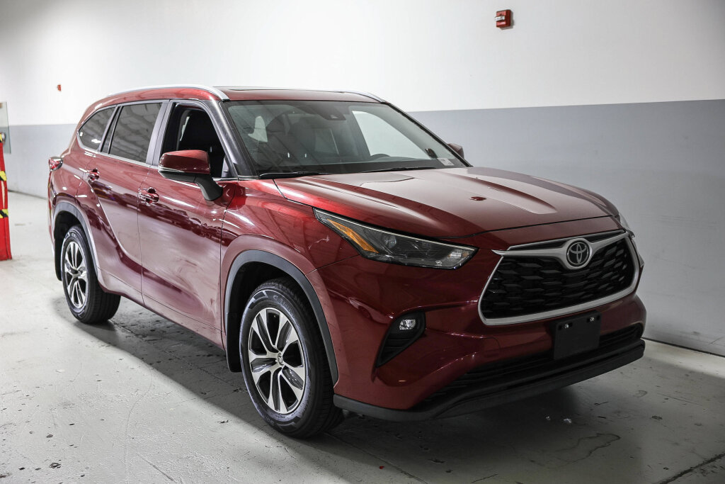 Used 2023 Toyota Highlander XLE AWD/4WD image 2