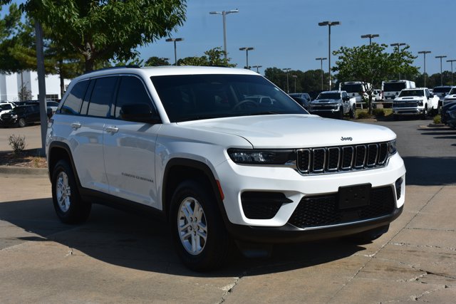 Used 2023 Jeep Grand Cherokee Laredo w/ Luxury Tech Group I RWD image 3