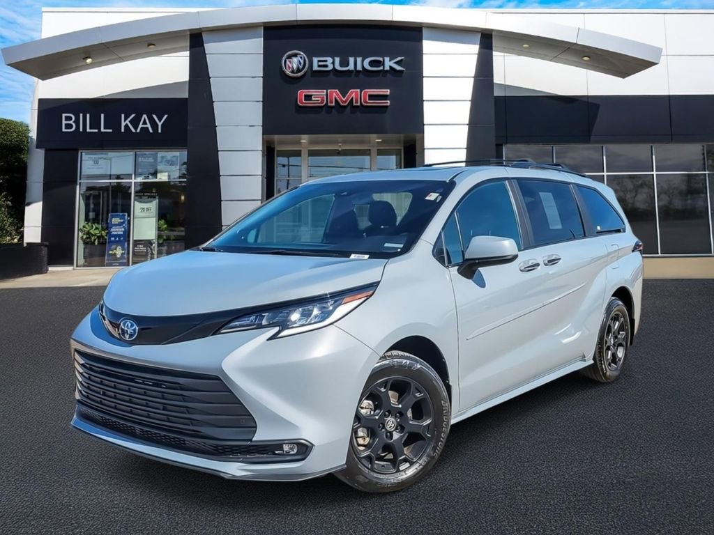 Used 2025 Toyota Sienna XLE Woodland Edition image 1