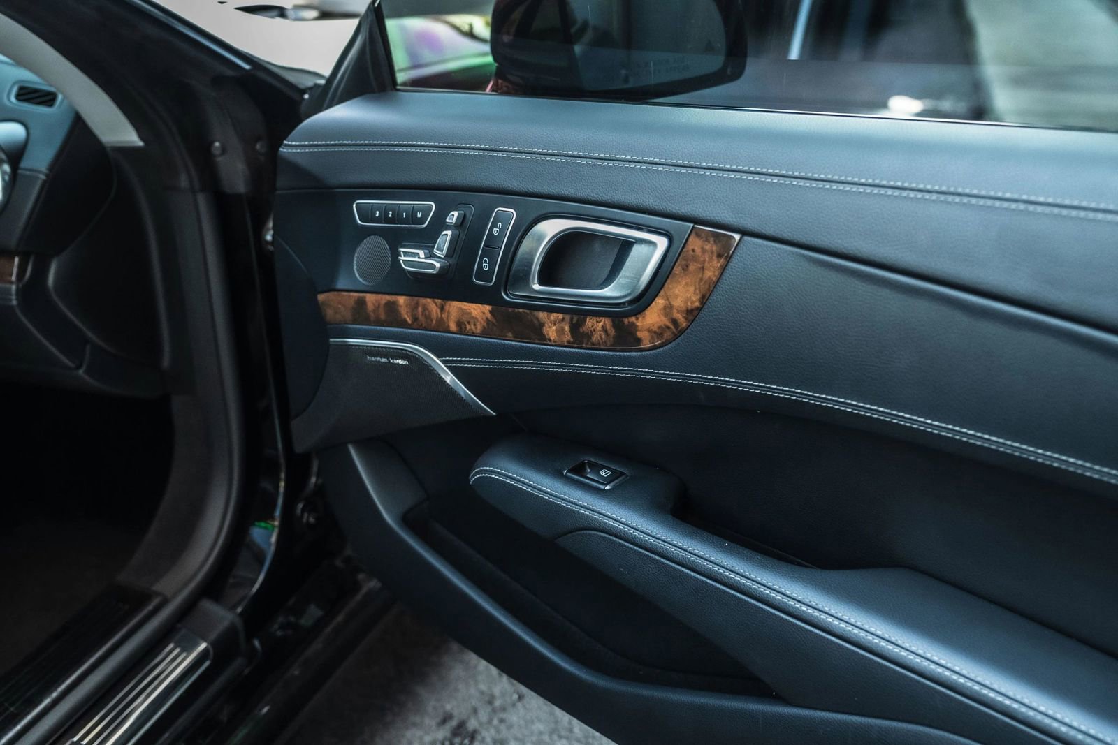 Used 2013 Mercedes-Benz SL 550 w/ Premium Pkg image 28