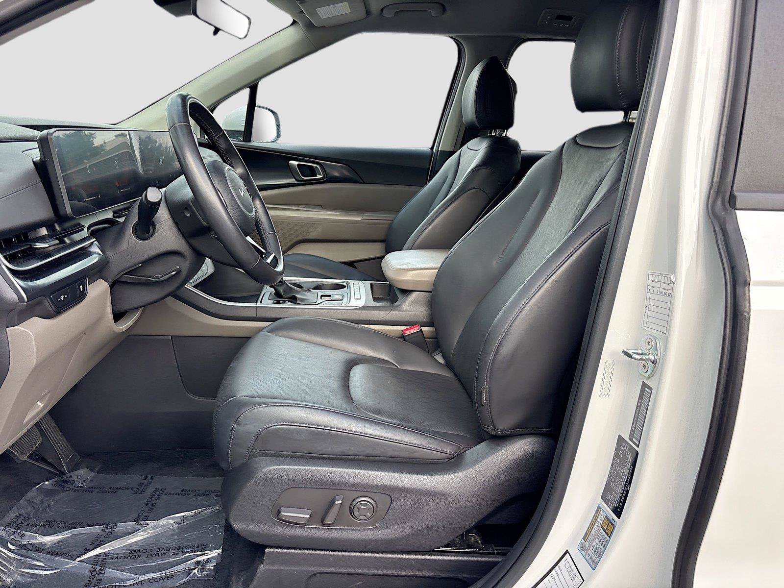 Used 2025 Kia Carnival FWD image 25