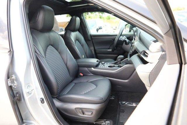 Used 2025 Toyota Highlander XSE AWD/4WD image 31