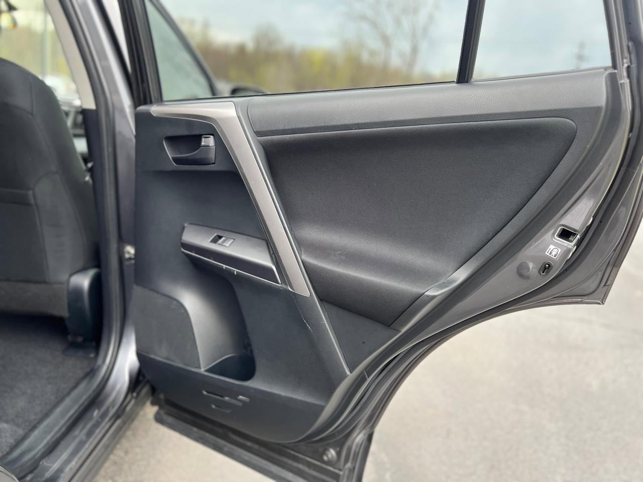 Used 2016 Toyota RAV4 LE AWD/4WD image 34