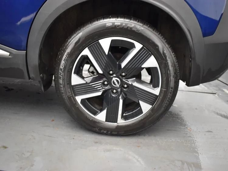 Used 2025 Nissan Kicks SV image 35