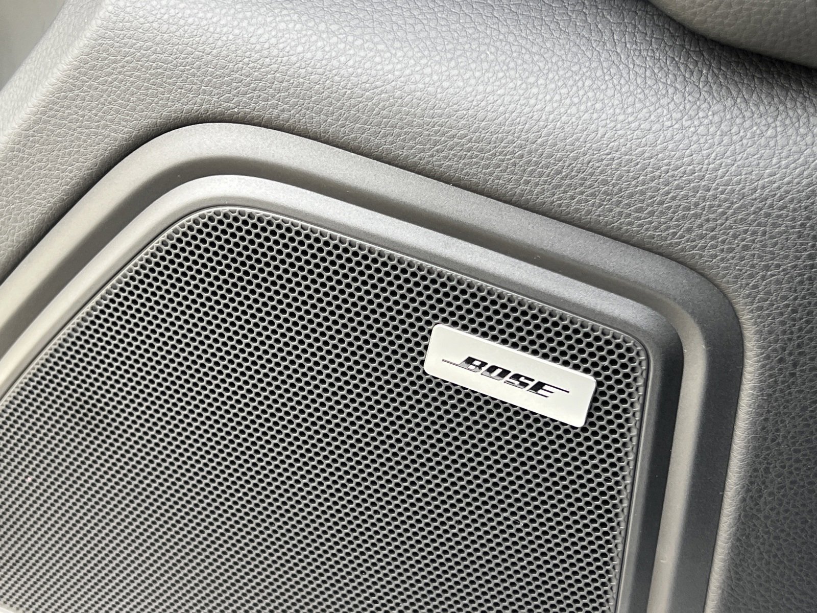 Certified 2025 Porsche Macan Turbo image 32