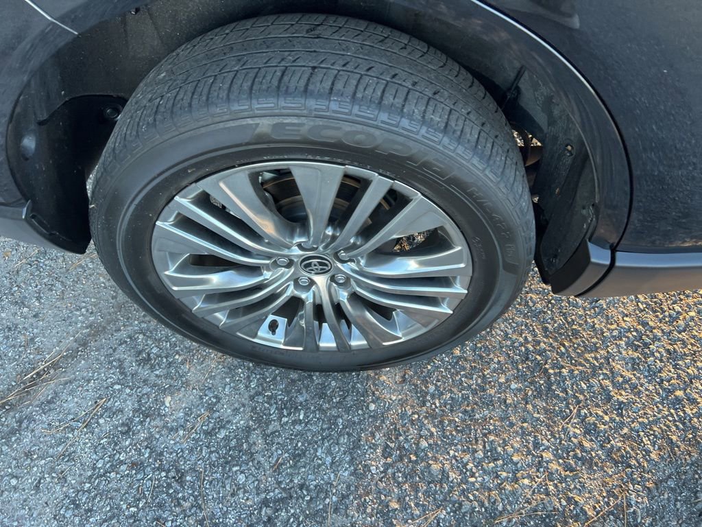 Used 2023 Toyota Venza XLE image 47