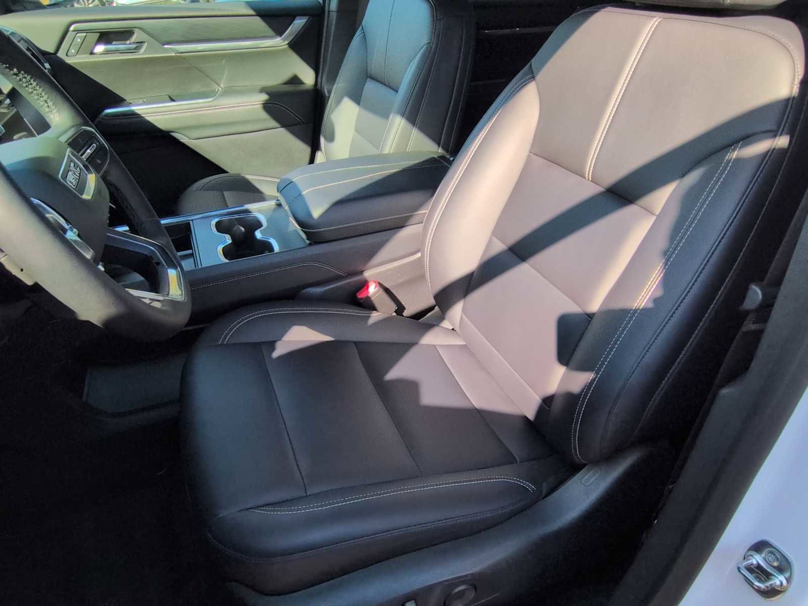 Used 2024 GMC Acadia Elevation image 17