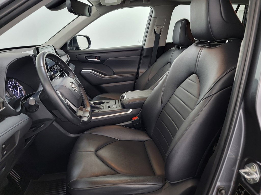 Used 2022 Toyota Highlander XLE AWD/4WD image 14
