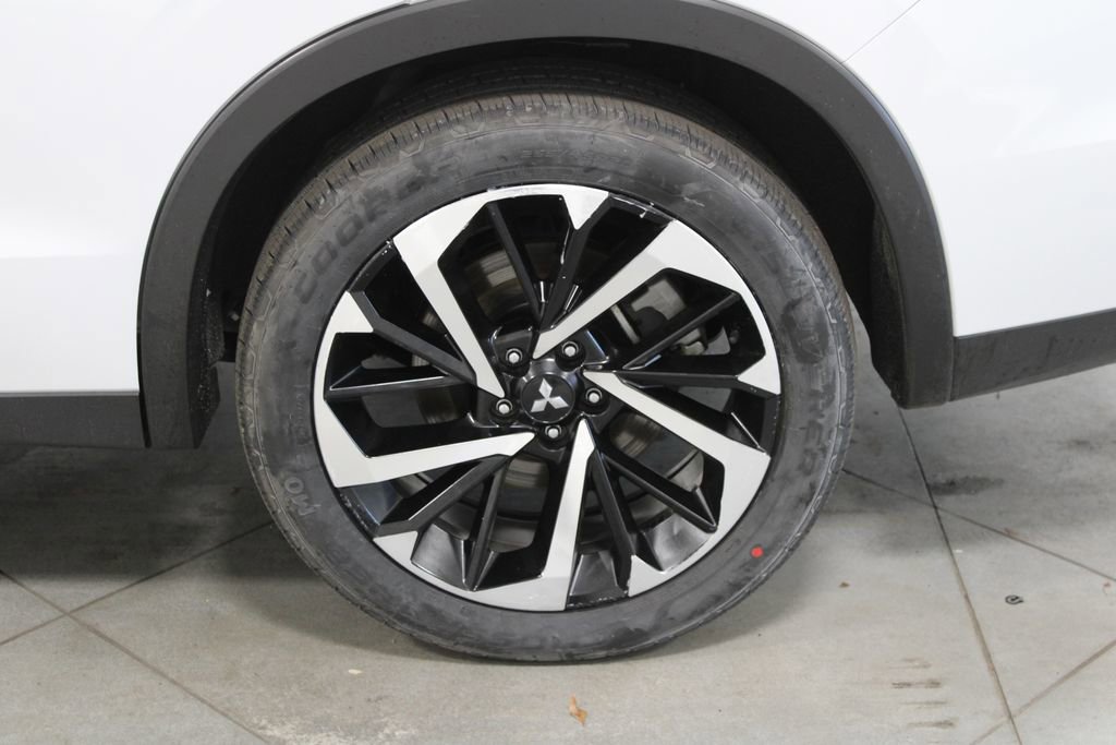 Used 2024 Mitsubishi Outlander 4WD Plug-In Hybrid image 18