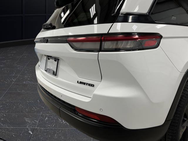 Used 2023 Jeep Grand Cherokee Limited w/ Luxury Tech Group II image 33