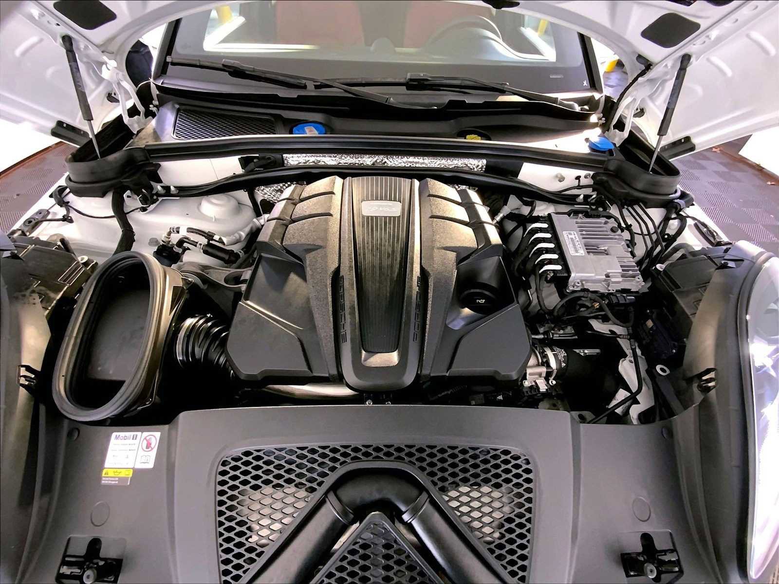 Certified 2023 Porsche Macan S w/ Premium Package Plus image 32