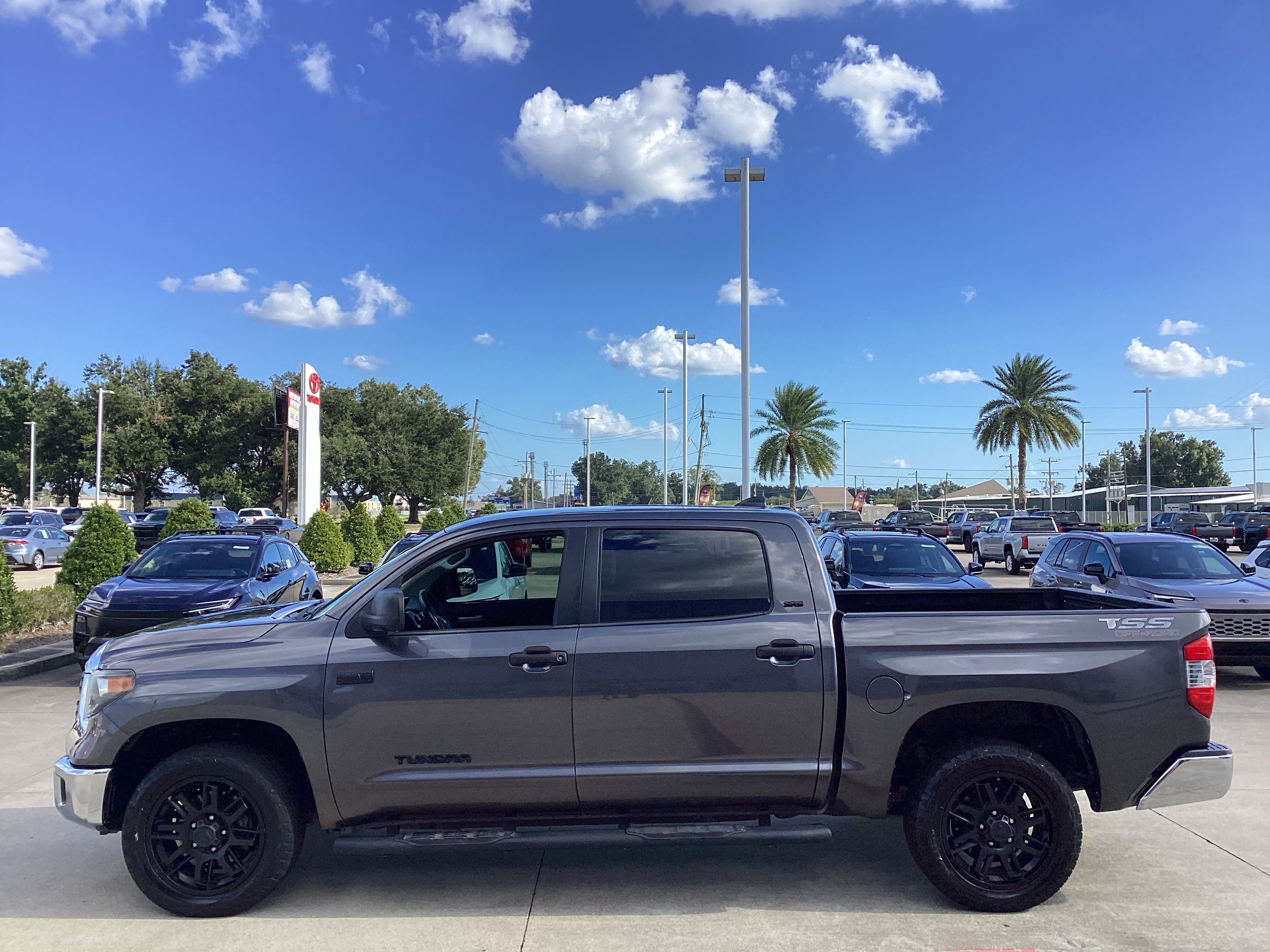Used 2021 Toyota Tundra SR5 w/ SR5 Leather Package RWD image 4