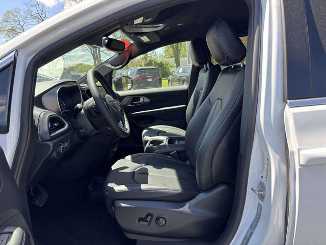 New 2027 Chrysler Pacifica Select FWD image 3