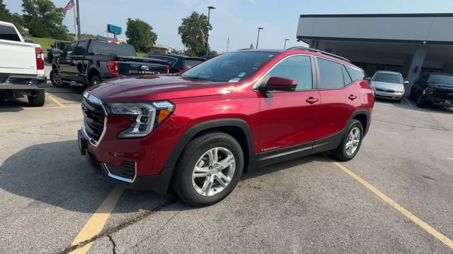 Used 2024 GMC Terrain SLE w/ Driver Convenience Package FWD image 4