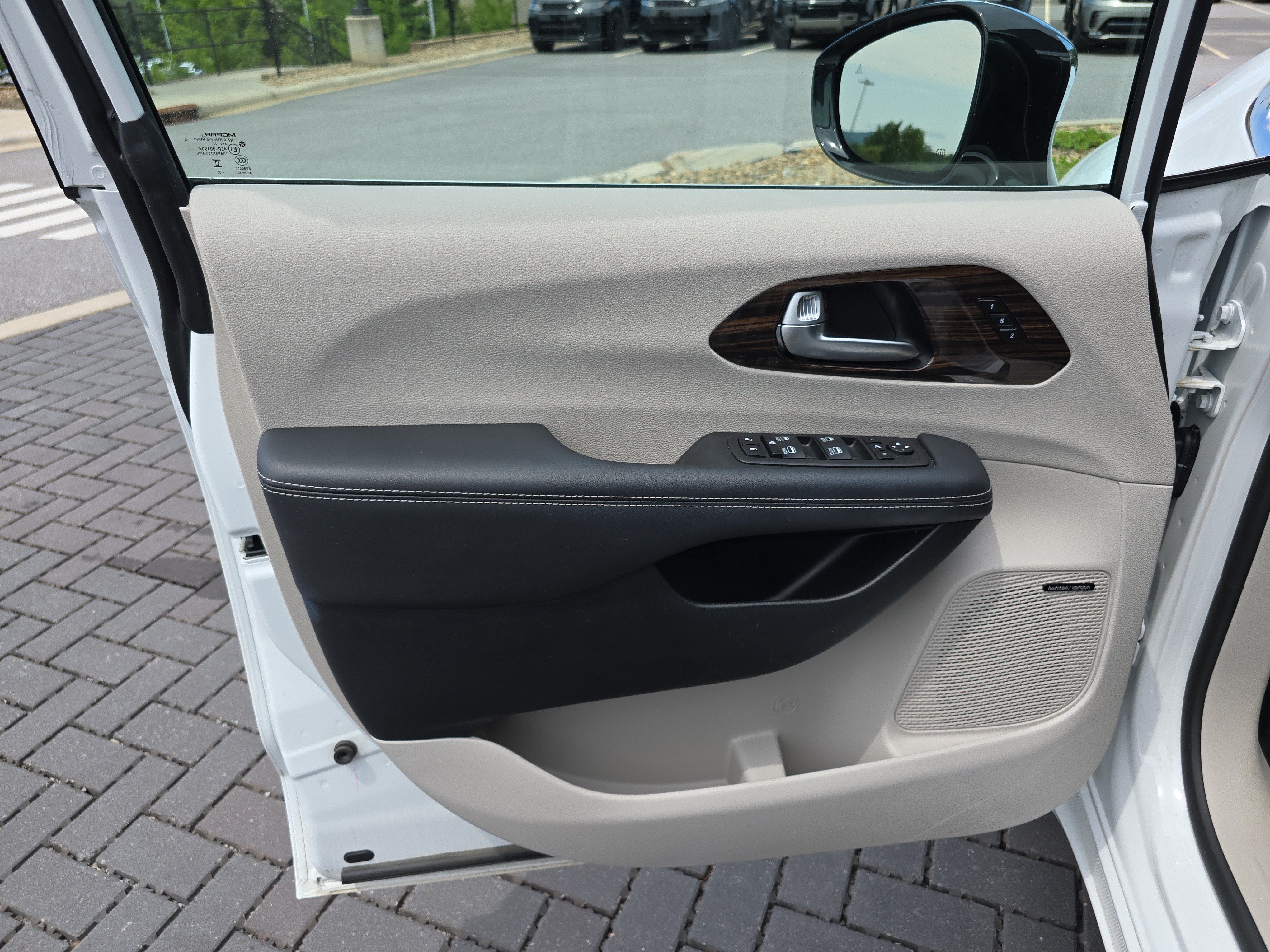 Used 2023 Chrysler Pacifica Limited w/ Uconnect Theater Family Group AWD/4WD image 17