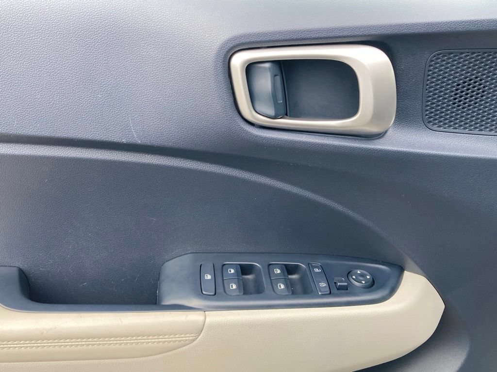Used 2025 Hyundai Venue Limited FWD image 13