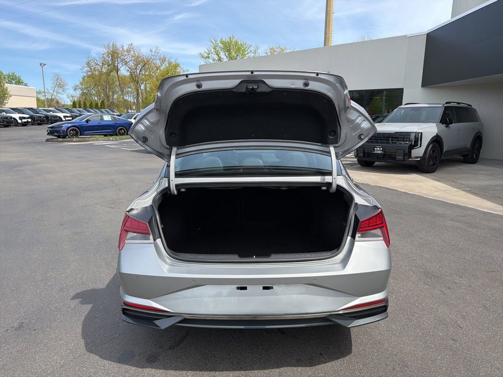Used 2022 Hyundai Elantra Limited FWD image 15