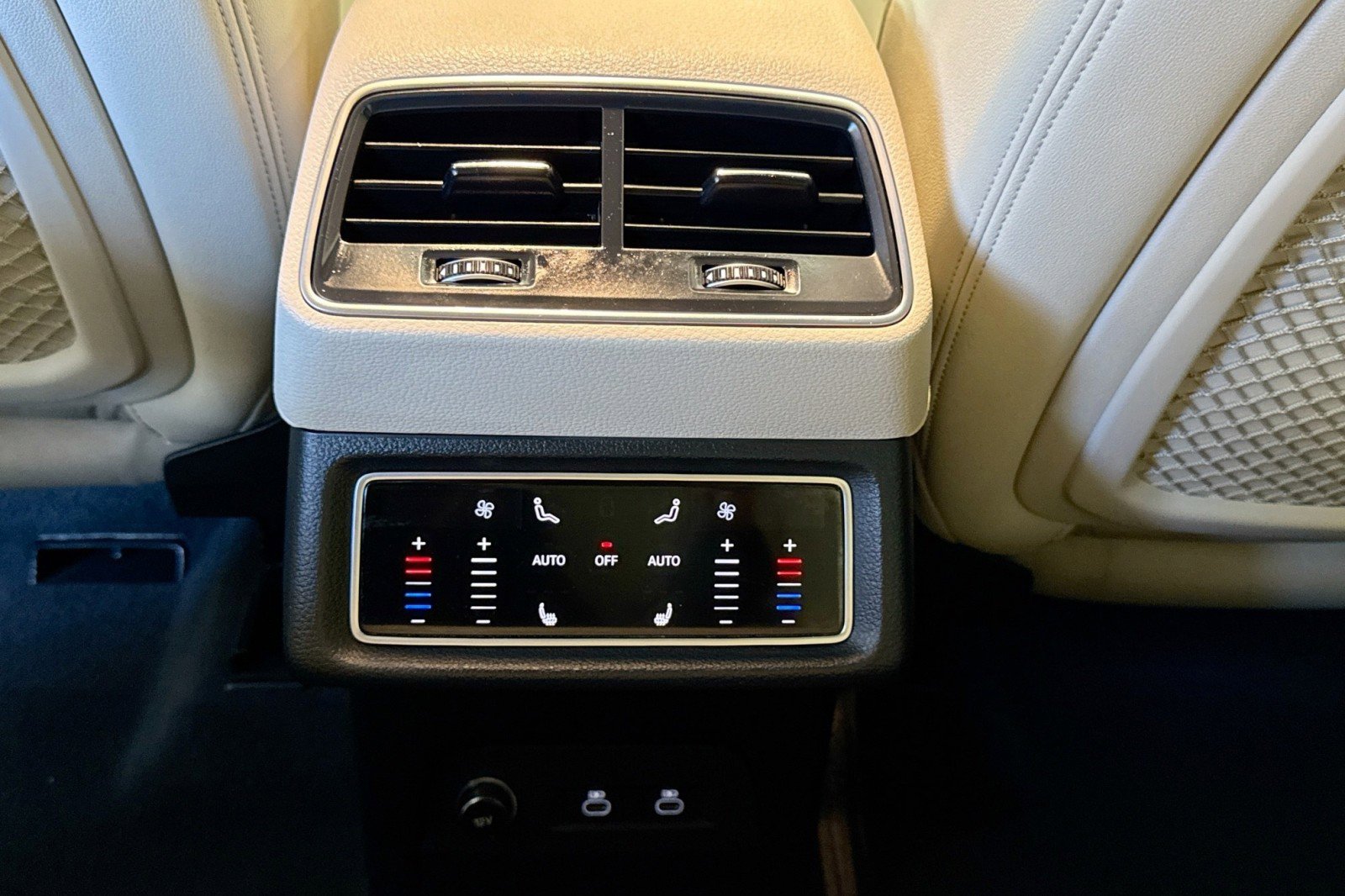 Used 2022 Audi e-tron Premium Plus w/ Premium Plus Package image 24