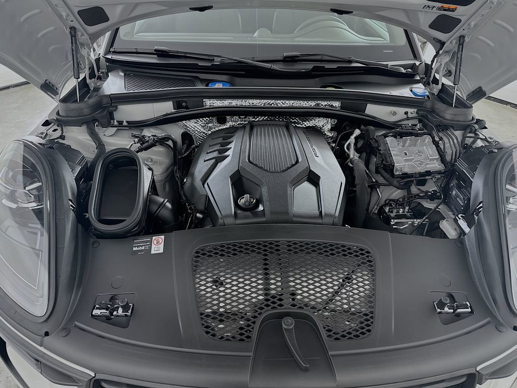 New 2026 Porsche Macan Turbo AWD/4WD image 32