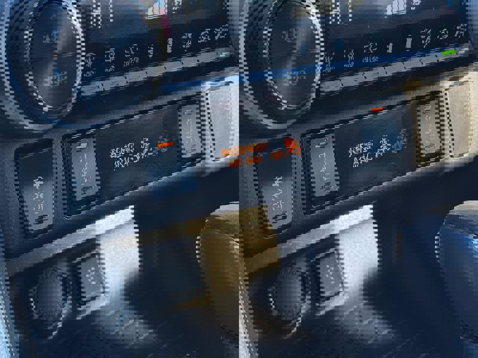 Used 2022 Toyota RAV4 SE image 5