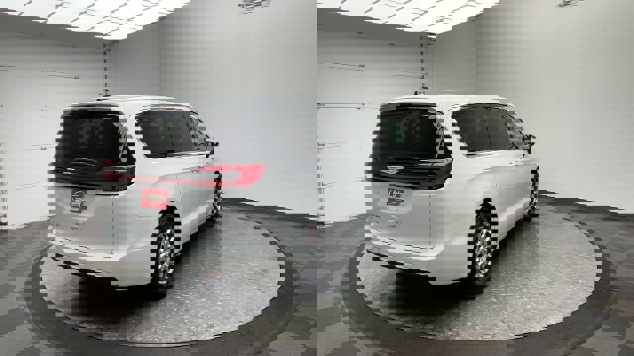 Used 2024 Chrysler Pacifica Touring-L image 37