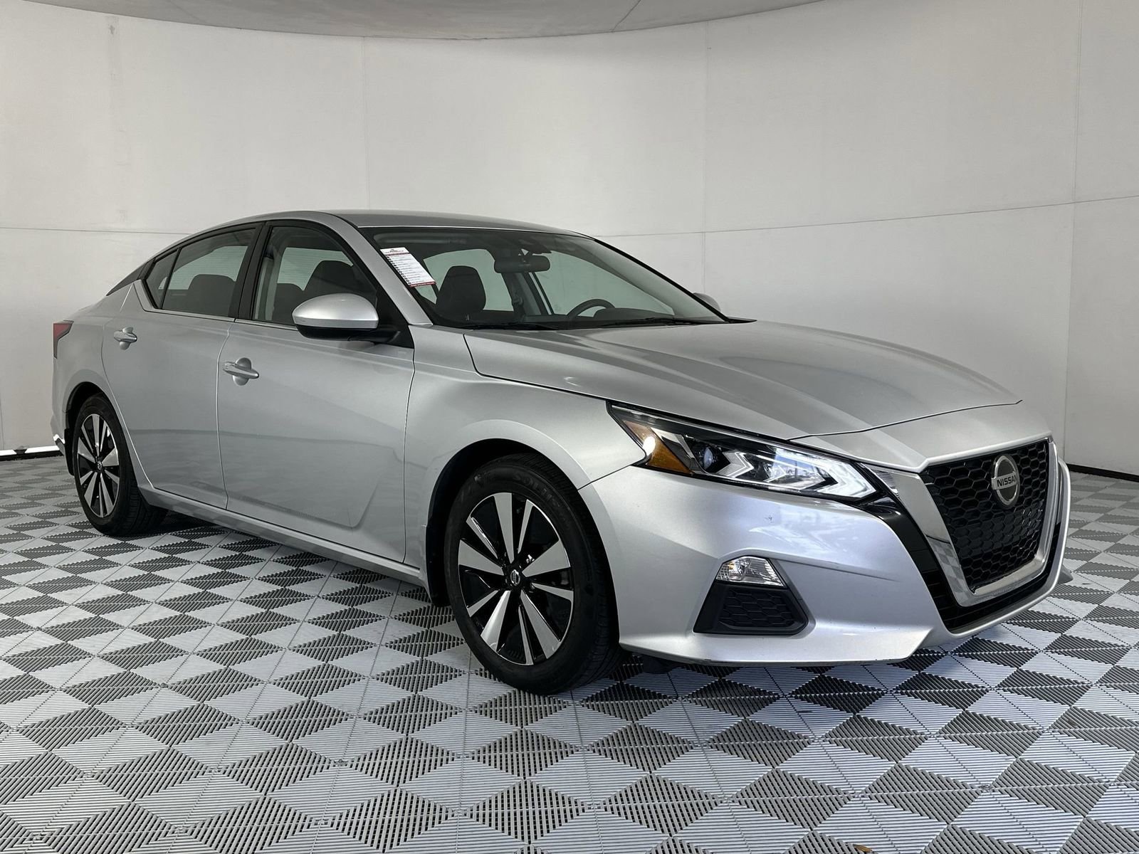 Certified 2021 Nissan Altima 2.5 SV FWD image 2