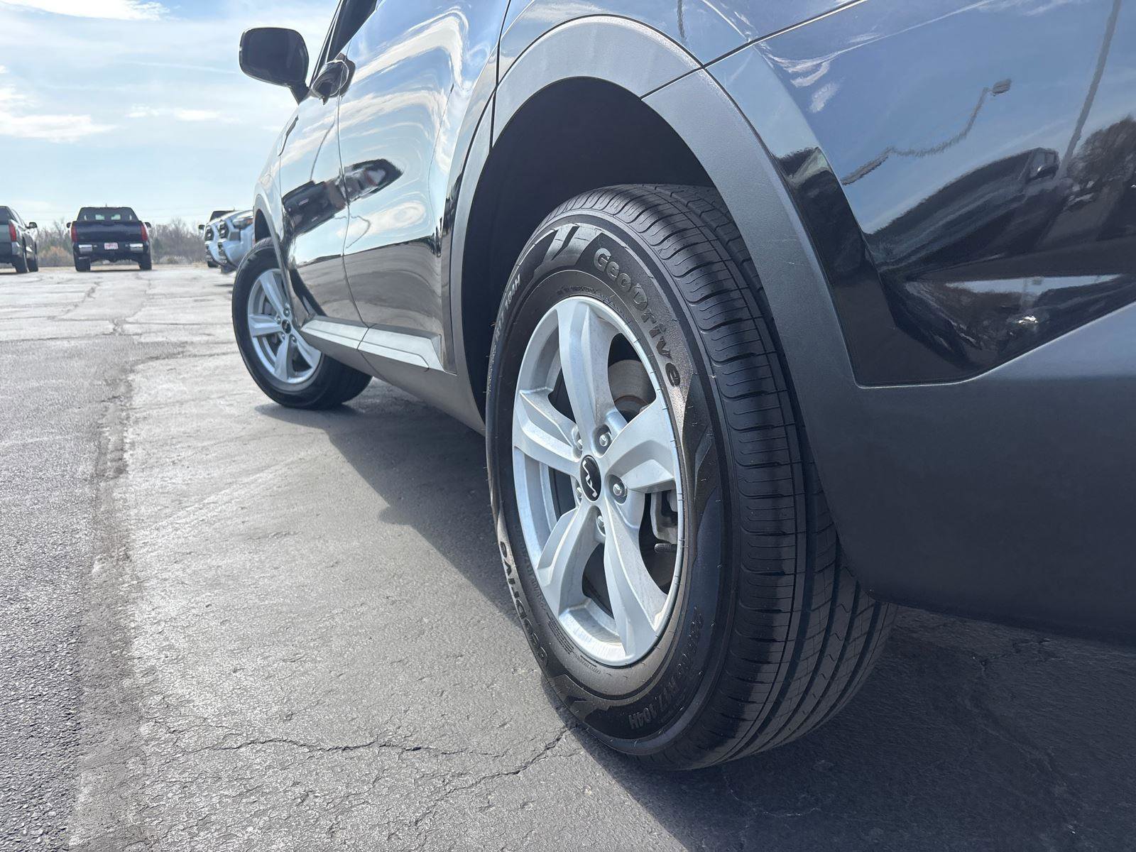 Used 2023 Kia Sorento LX AWD/4WD image 5