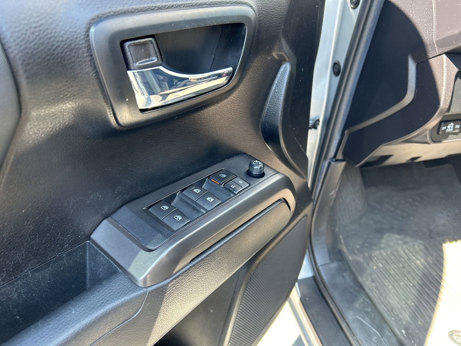 Used 2022 Toyota Tacoma TRD Off-Road w/ Technology Package image 7