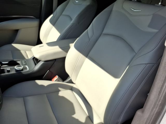 Certified 2022 Cadillac XT4 Luxury w/ Cold Weather Package AWD/4WD image 14