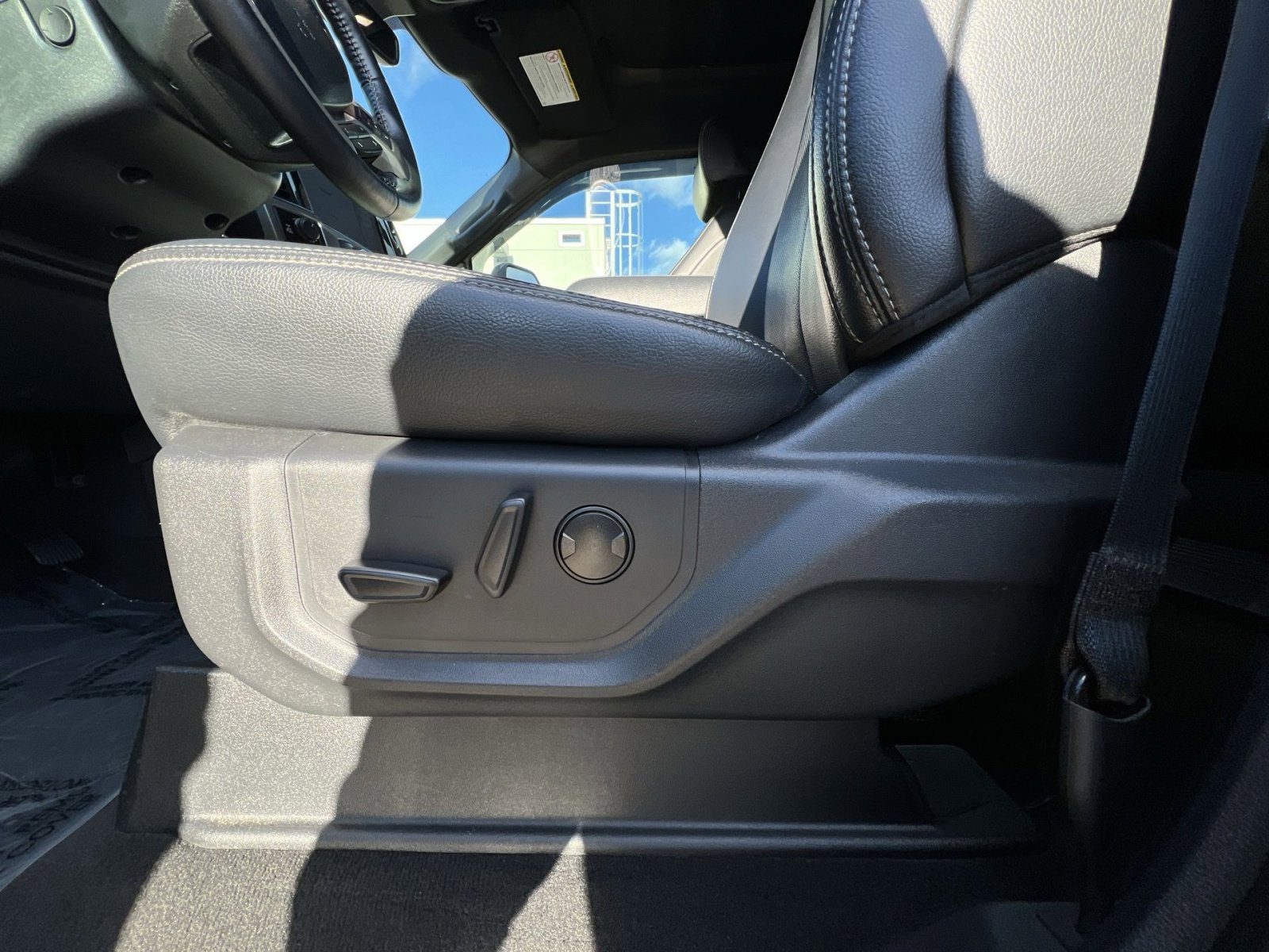 Used 2022 Ford F350 Lariat w/ Tremor Off-Road Package image 14