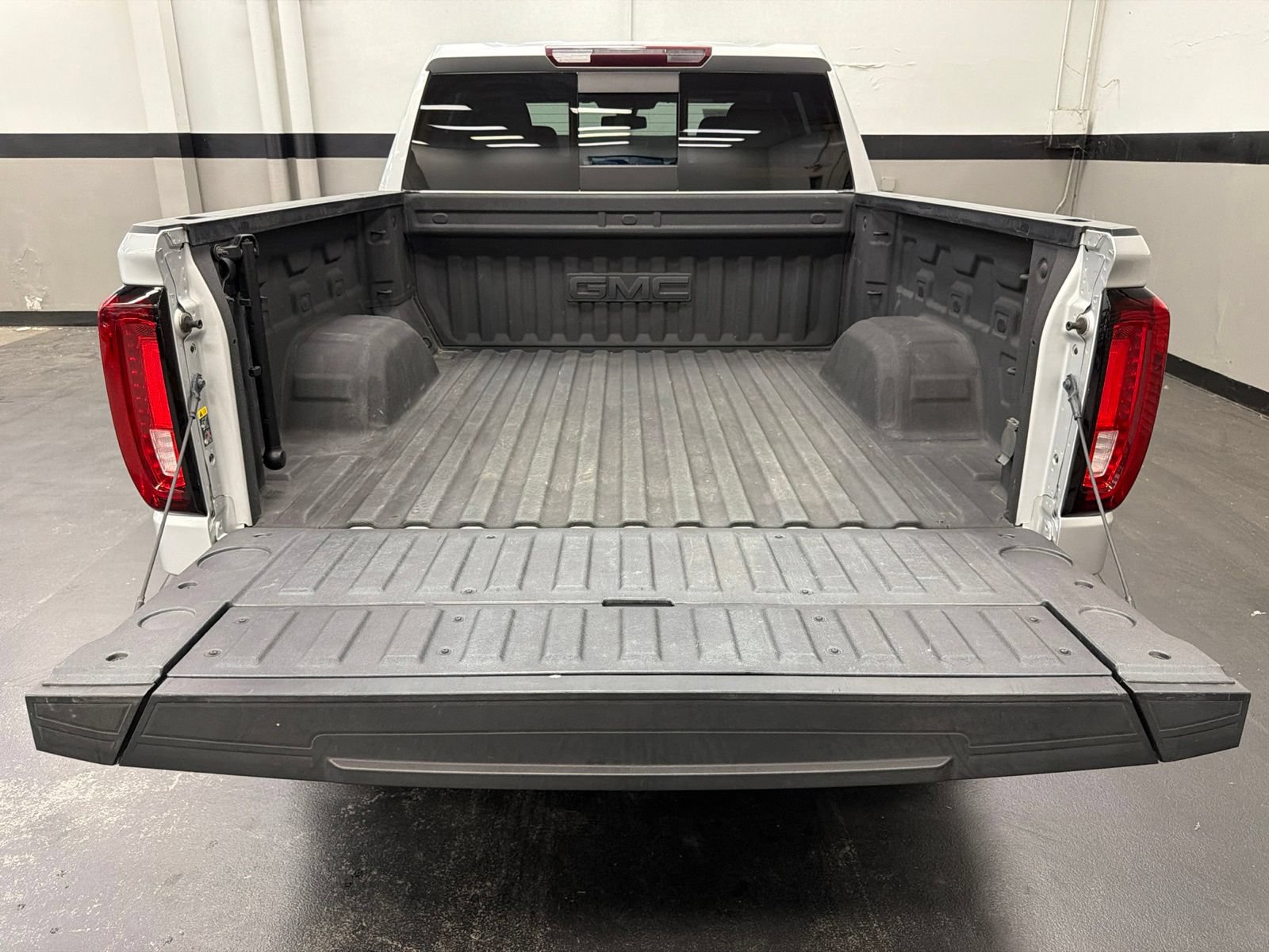 Used 2021 GMC Sierra 1500 SLT w/ SLT Premium Plus Package AWD/4WD image 16