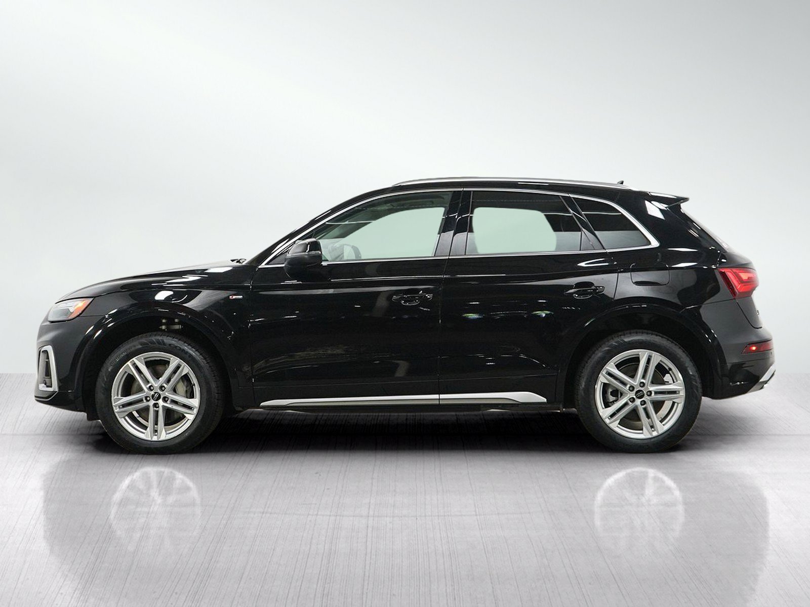 Used 2024 Audi Q5 e Premium w/ Convenience Package AWD/4WD image 2