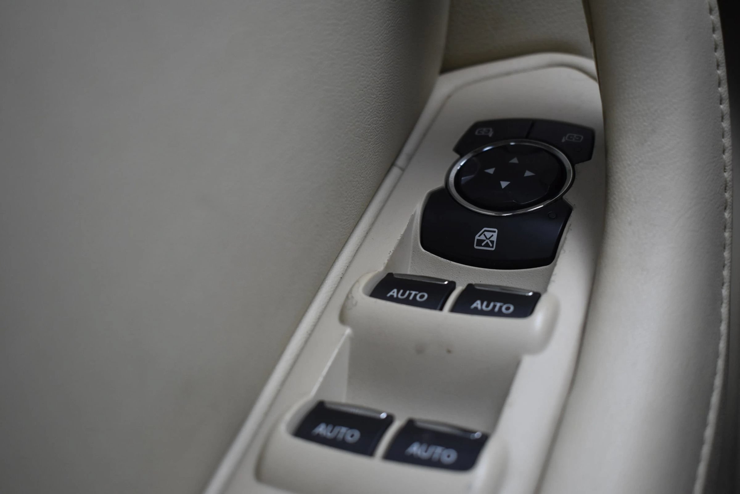 Used 2014 Lincoln MKS FWD image 16