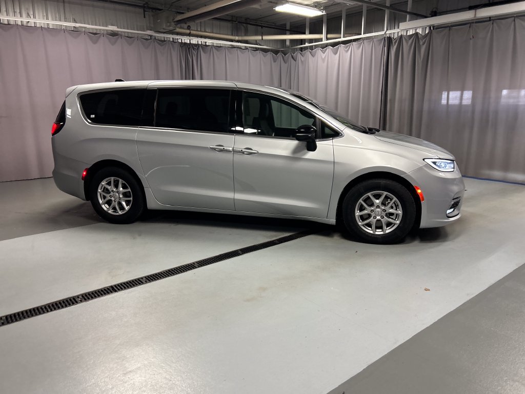 Used 2026 Chrysler Pacifica Select FWD image 8