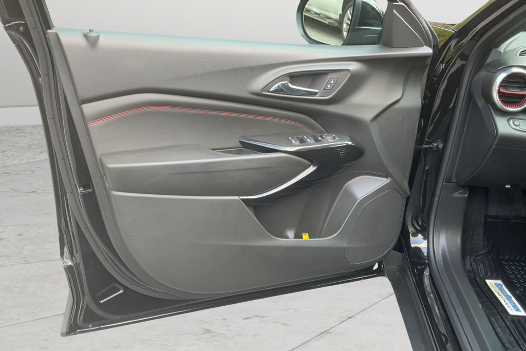 Used 2024 Chevrolet Trax RS FWD image 10