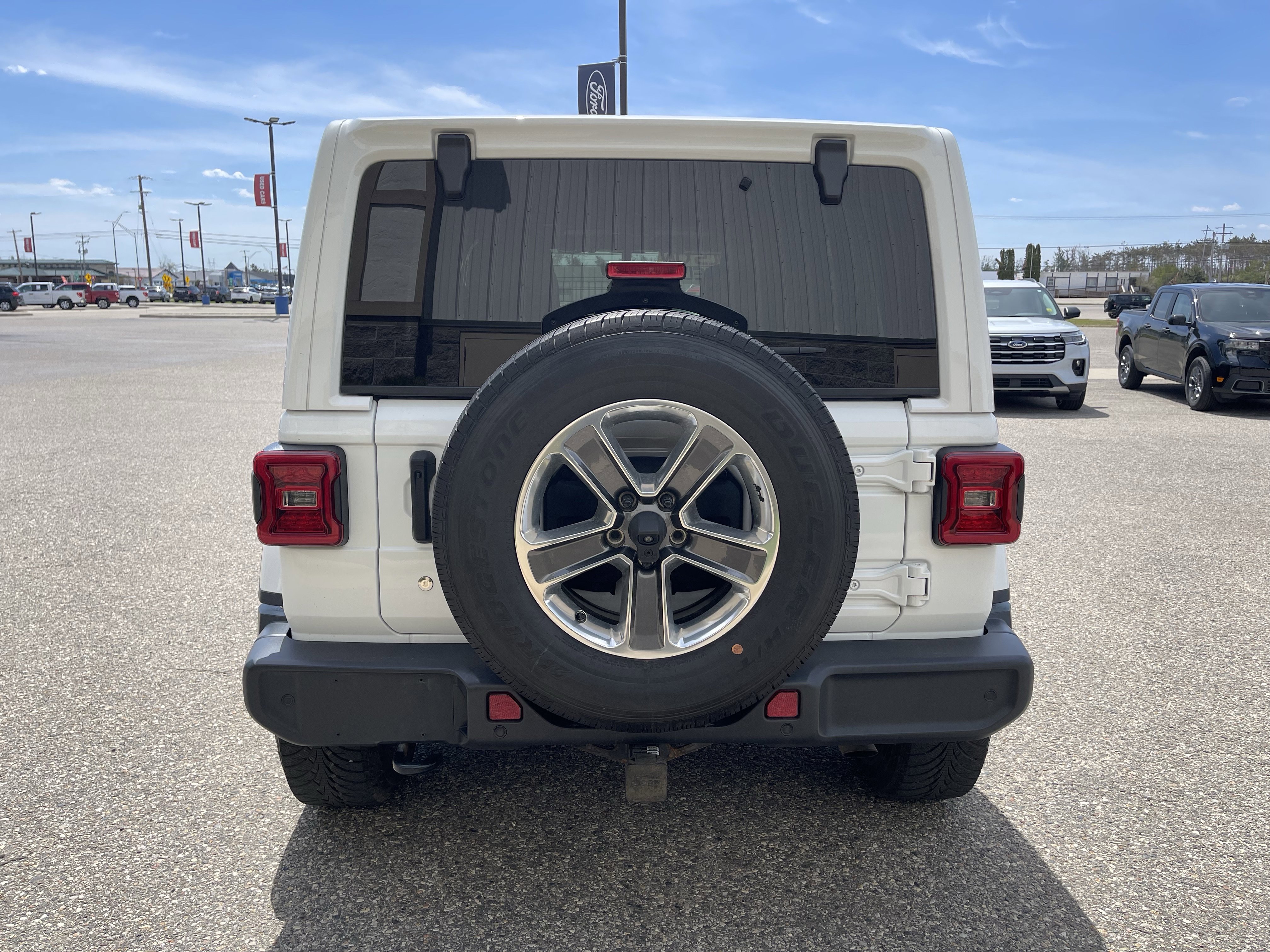 Used 2018 Jeep Wrangler Unlimited Sahara w/ Uconnect 4C Nav & Sound Group AWD/4WD image 5