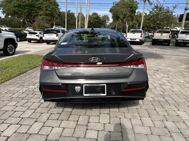 Used 2025 Hyundai Elantra SEL FWD image 36