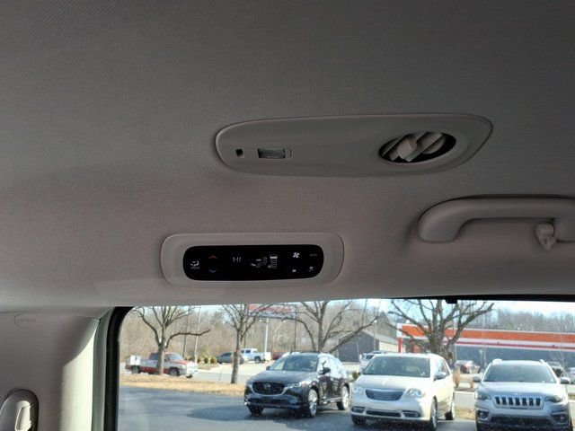 Used 2024 Chrysler Pacifica Touring-L image 9