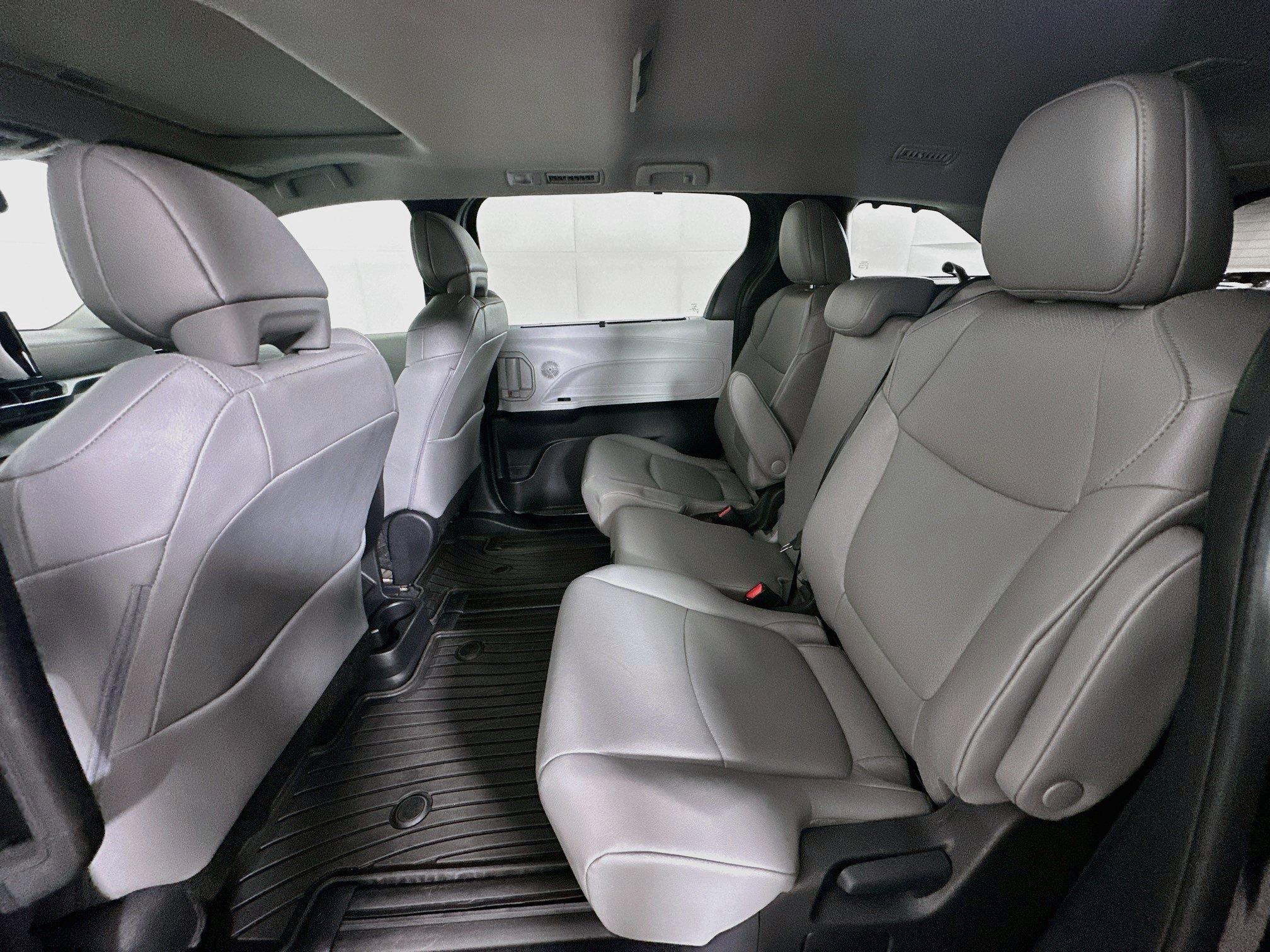 Used 2026 Toyota Sienna XLE FWD image 26