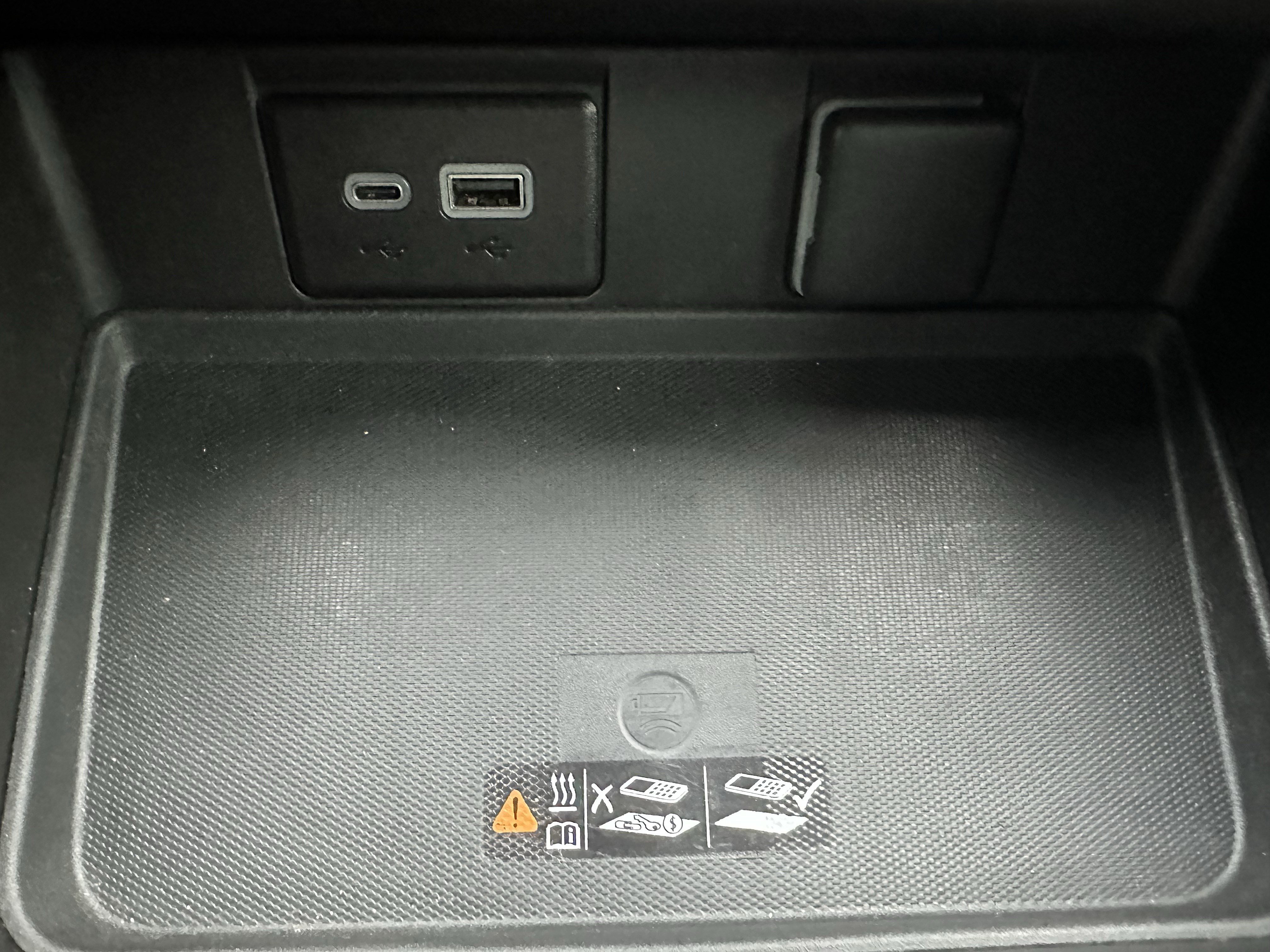 Used 2024 Chevrolet Suburban LT w/ Luxury Package image 34