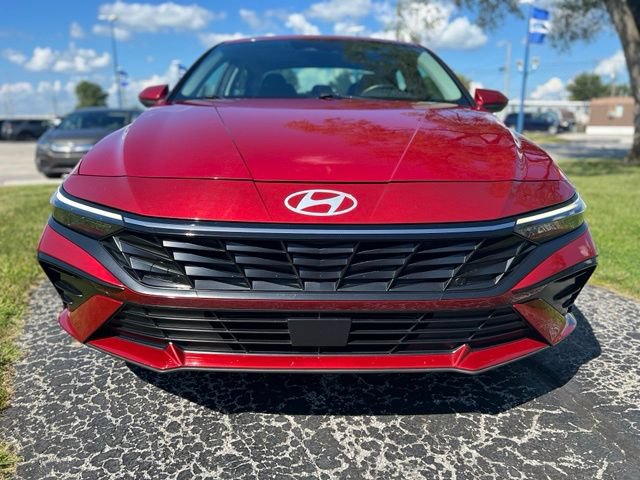 Used 2025 Hyundai Elantra SEL FWD image 3