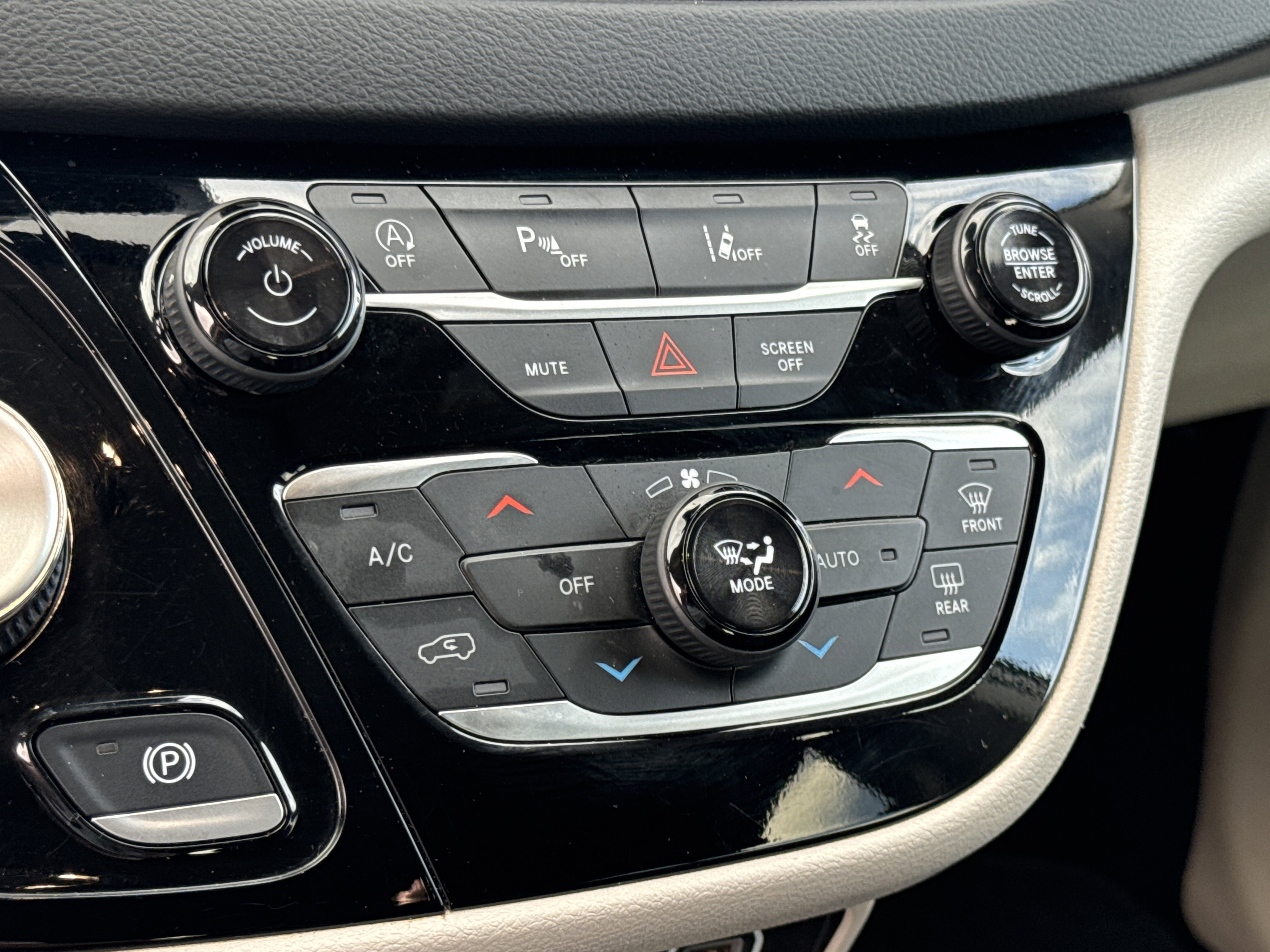 Used 2024 Chrysler Pacifica Touring-L image 31