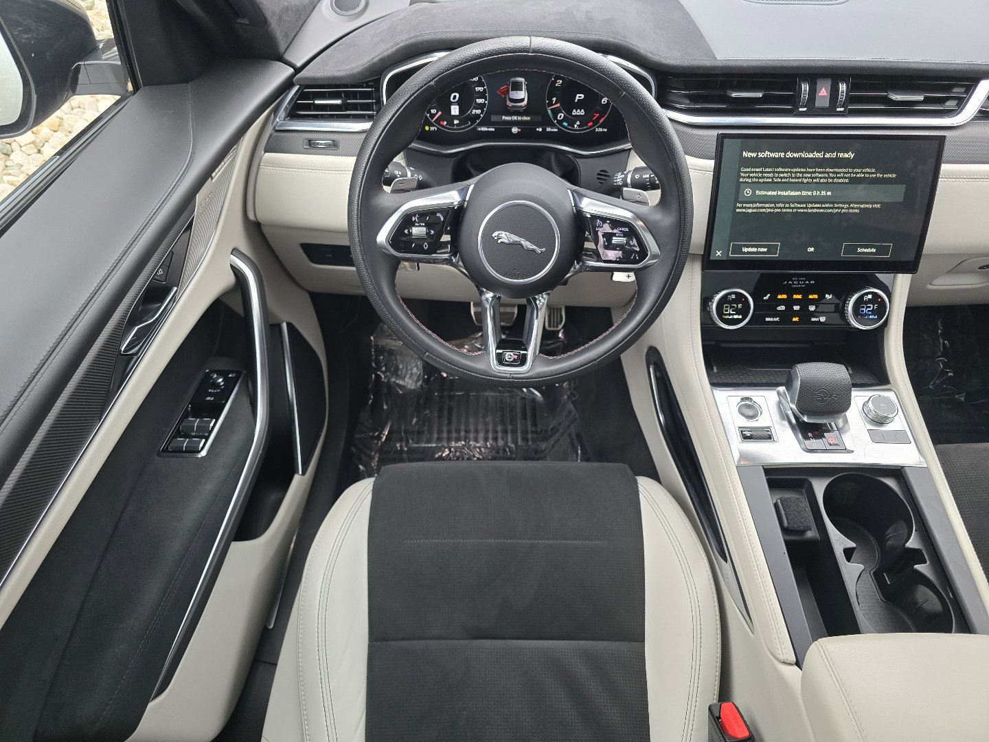 Used 2023 Jaguar F-PACE SVR image 38