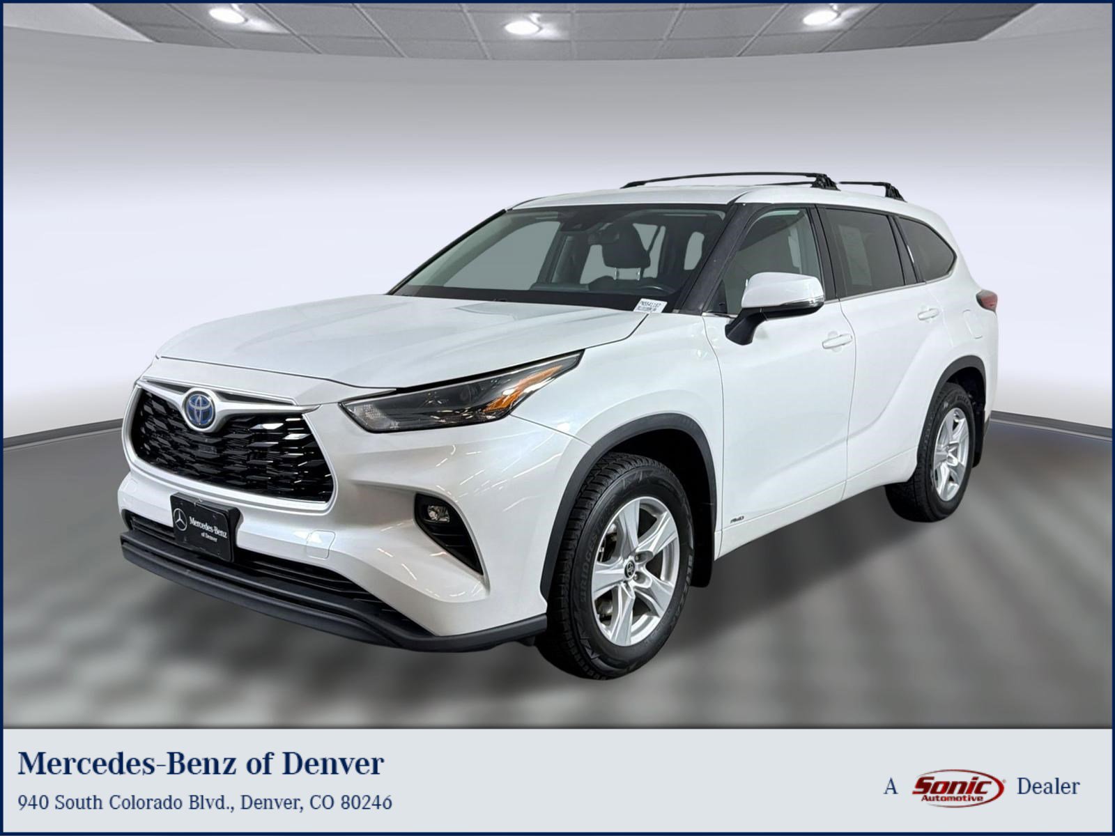 Used 2022 Toyota Highlander LE AWD/4WD image 1