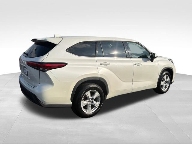 Used 2021 Toyota Highlander LE FWD image 5